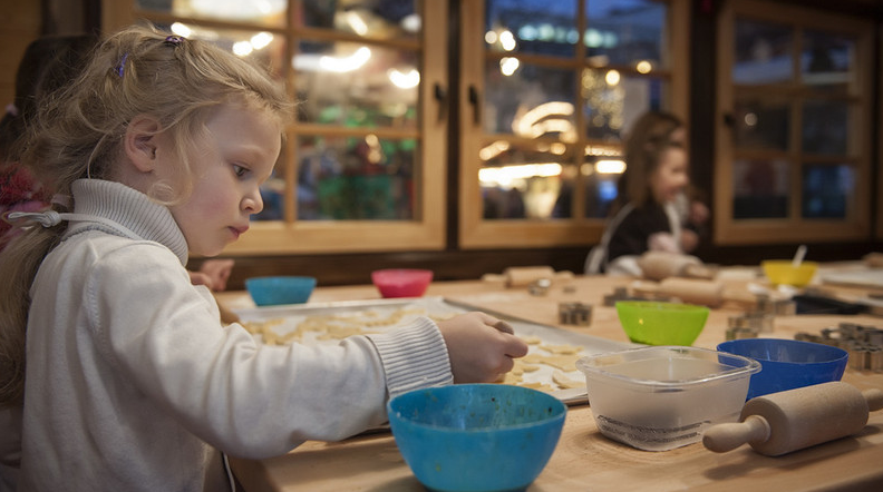 Kinder beim Plätzchenbacken in der Weihnachtsbäckerei Hannover